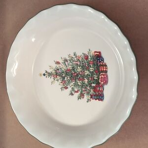 Christopher Radko 10" Fluted Pie Plate Baker. Holiday Traditions Collection